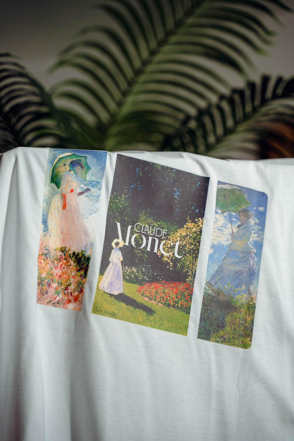 Claude Monet Işığın Kendisi baskılı beyaz oversize tişört giyen model – günlük kullanım