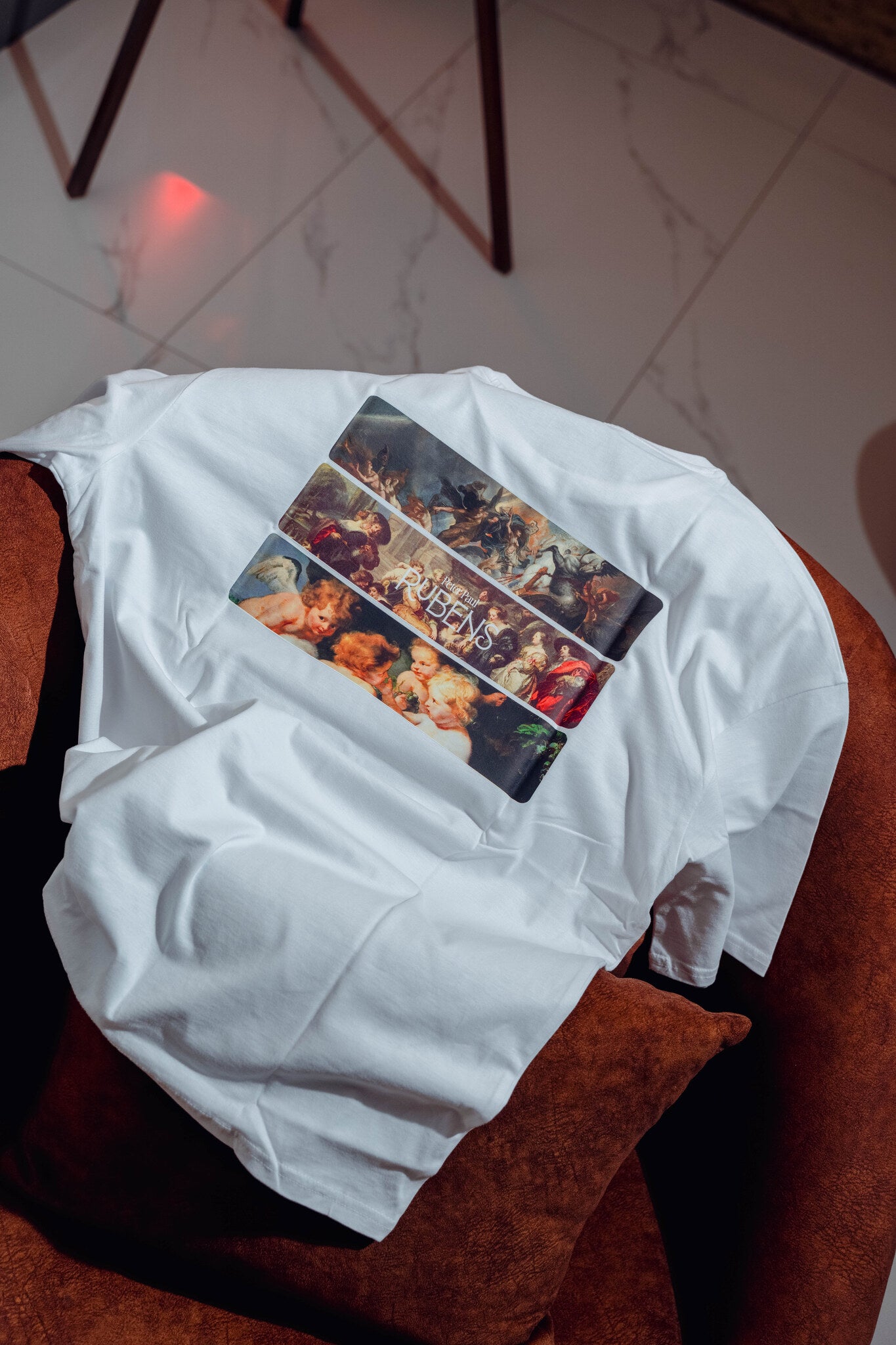 Peter Paul Rubens Kalabalık baskılı beyaz oversize tişört giyen model – günlük kullanım