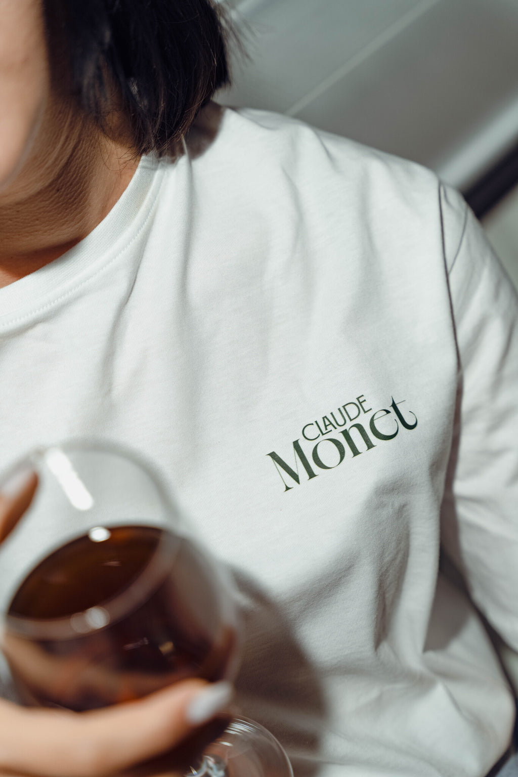 Claude Monet Işığın Kendisi baskılı beyaz oversize tişört giyen model – yakın çekim