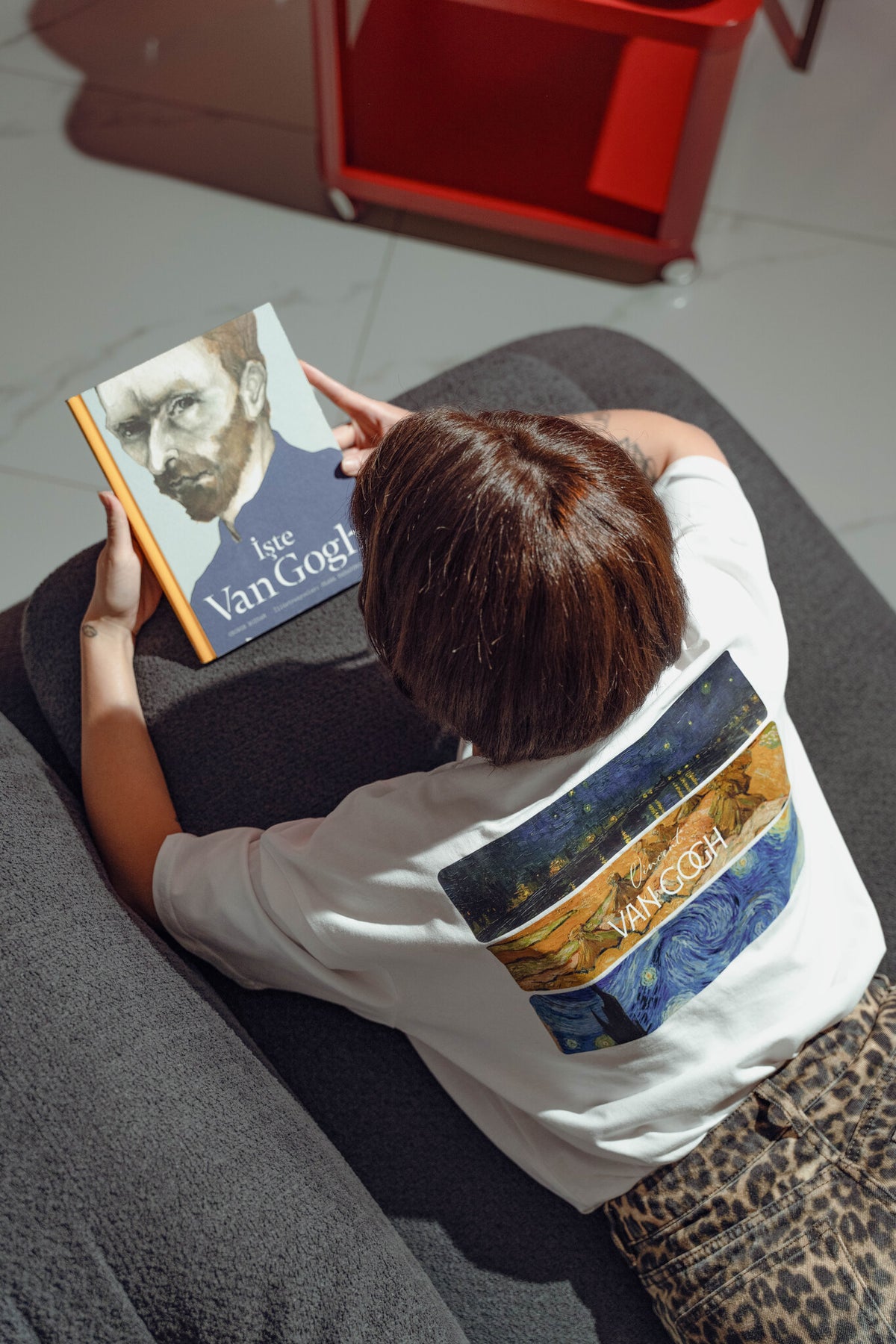 Vincent Van Gogh Yıldızlı Gece baskılı beyaz oversize tişört giyen model – günlük kullanım