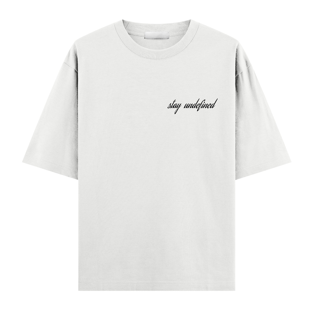 Stay Undefined beyaz oversize tişört – ön görünüm, göğüs baskısı