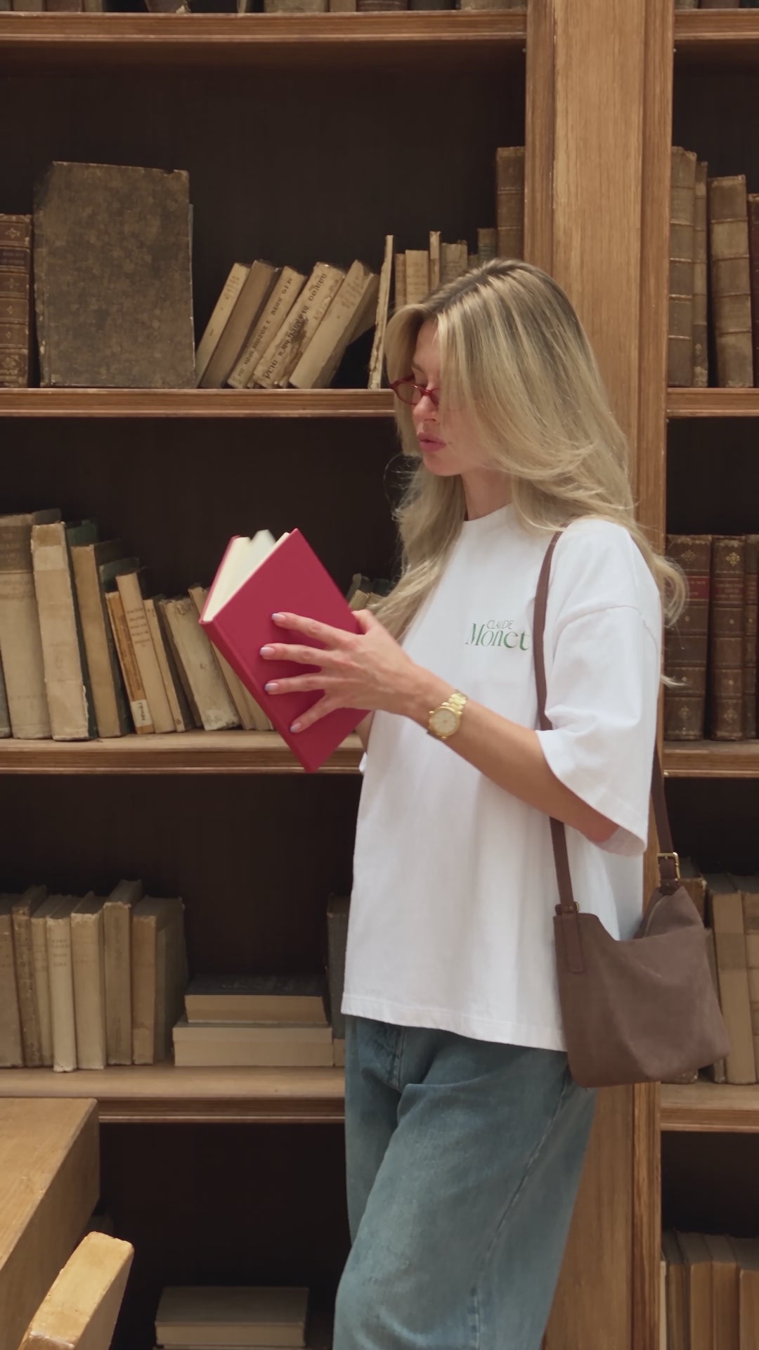 Claude Monet Işığın Kendisi oversize tişört – kütüphanede giyilmiş kısa video, ön logo ve sırt baskısı