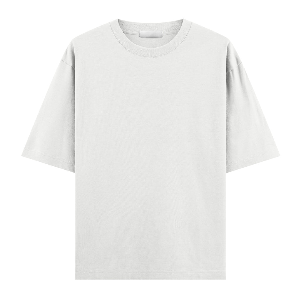 Beyaz oversize tişört – ön görünüm, sade (baskı sırtta)