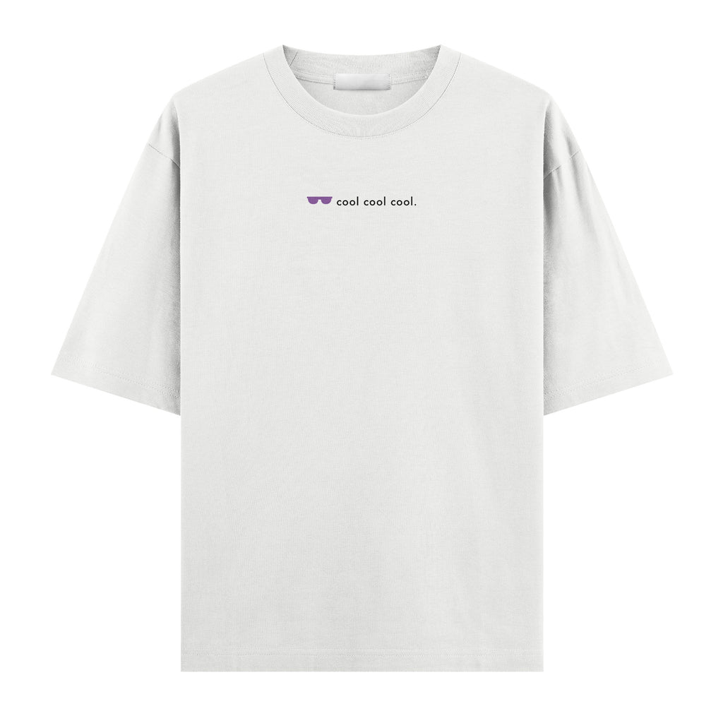 Cool Cool Cool beyaz oversize tişört – ön görünüm, göğüs baskısı (cool cool cool. yazısı ve mor güneş gözlüğü ikonu)
