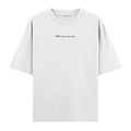 Cool Cool Cool beyaz oversize tişört – ön görünüm, göğüs baskısı (cool cool cool. yazısı ve mor güneş gözlüğü ikonu)