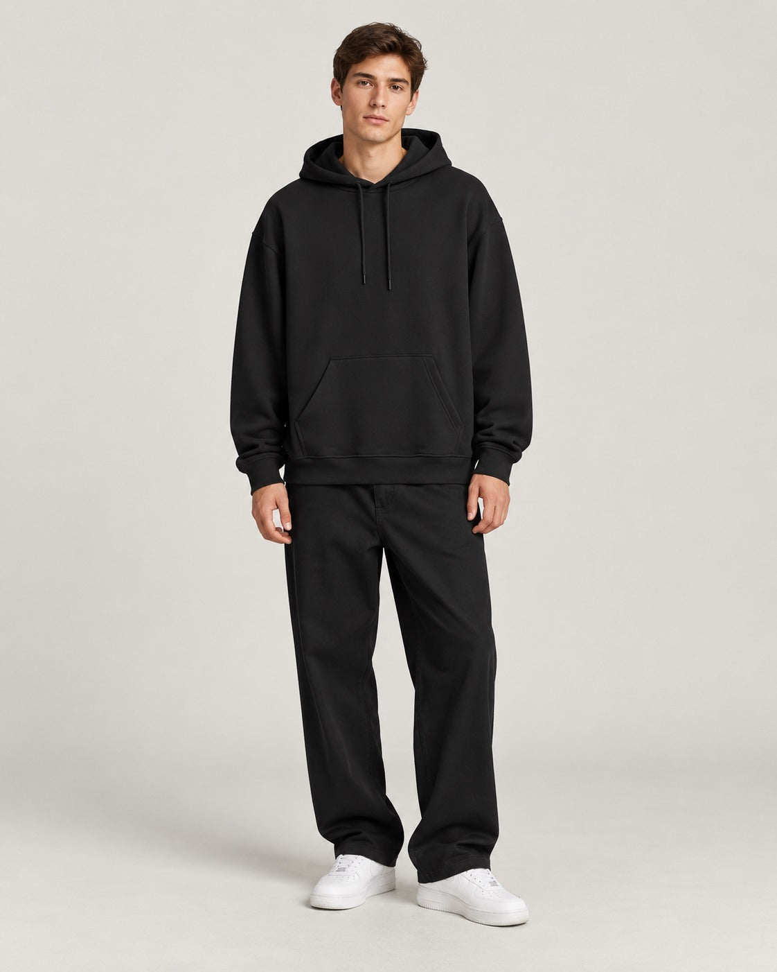 Siyah oversize hoodie giyen erkek model - stüdyo, önden