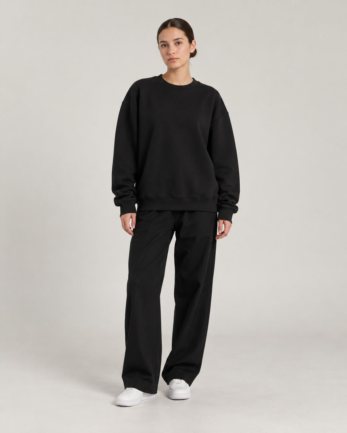 Siyah oversize sweatshirt giyen kadın model - stüdyo, önden